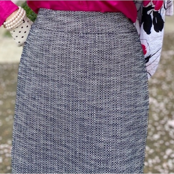 LOFT Dresses & Skirts - Ann Taylor Loft Black & White Pencil Skirt Size 8